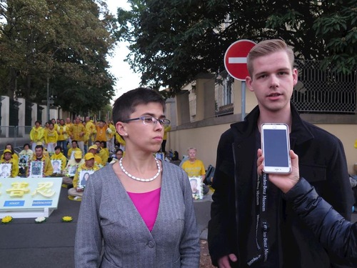 Dr. Olga Richterová, Member of Parliament of Czech (left), and František Kopřiva, Member of the Chamber of Deputies, attended a rally in front of the Chinese embassy in Prague to support Falun Gong.