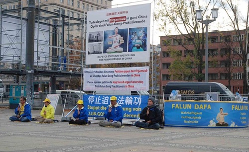 0c8e3fc79941a1bfe8061e2cfb788081 Falun Gong practitioners hold activities during the 27th Annual Conference of the German Transplantation Society.