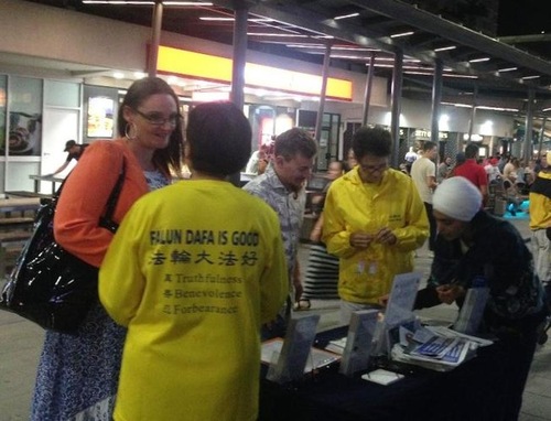 Visitors learn about Falun Gong and sign a petition to end the persecution in China.
