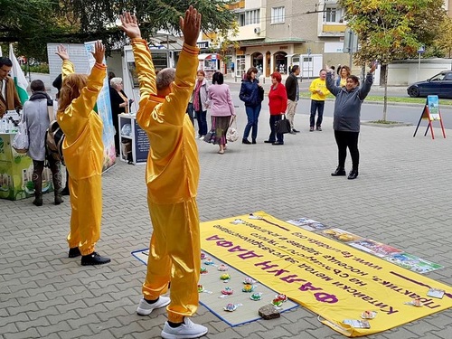 c947894d022f4d2218b5746c285d5e2d Festival organisers of Zdravei Zdrave try the second of five Falun Dafa exercises.