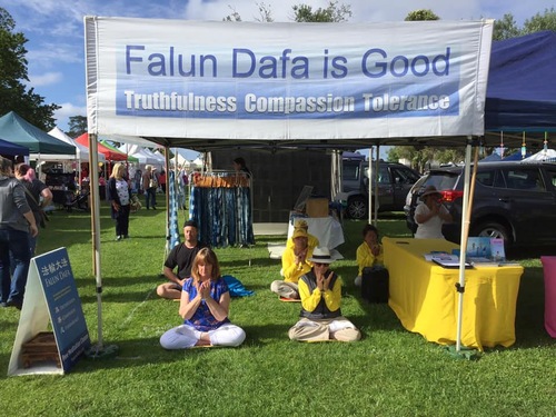 2601ac4e88fa43934548d729aa52ce02 Falun Gong practitioners set up booths at the Christmas markets at Mornington Racecourse and Warrandyte in Melbourne, Australia, on December 9 and 15.