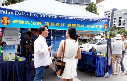 882e61a72549fe6deb1b1480b23cb69c Telling market visitors about the persecution.