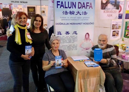 Mustafa Şahin, a doctor, was impressed by Falun Dafa and bought a copy of Zhuan Falun.