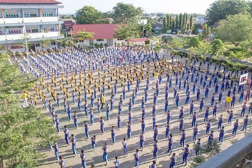 Students learning the Falun Gong exercises.