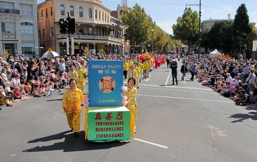 99d74bbea75514f0638d946c5d573a1d Model of the book “Zhuan Falun” in the Easter Parade in Bendigo City, Australia on March 27, 2016