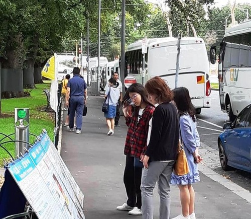 494ec30e3b53b4a6b1a4dd93e7f0306a Chinese tourists read about the persecution of Falun Gong on posters displayed at the entrance of the Fitzroy Gardens in Melbourne in February 2019.