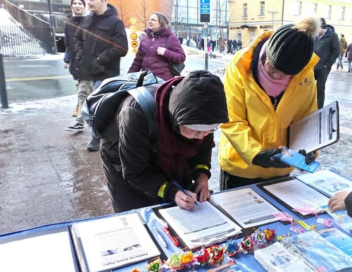 a46fd8541388a3c364092098fdcb0390 Signature collection calls for an end to the persecution of Falun Gong by the Chinese Communist Party (CCP).