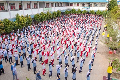 Approximately 500 students and teachers from the No. 38 Secondary School in Batam learn the Falun Gong exercises together on February 16, 2019.