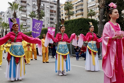 Practitioners brought a colorful harmony to the parade, with traditional Chinese costumes.