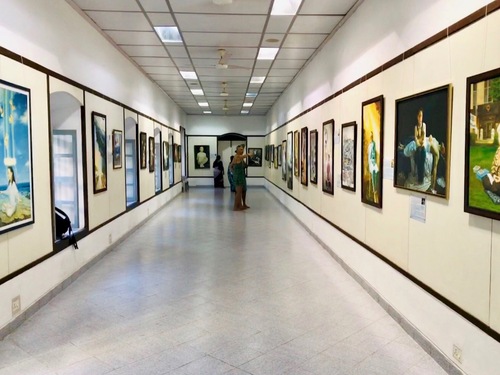 The Art Gallery was a perfect setting for The Art of Zhen, Shan, Ren International Exhibition. Fifty-five paintings were on display.
