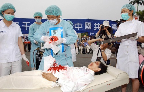d01e08abbee9a75586830e50cd8322ee Falun Gong practitioners in Taipei stage a reenactment of the Chinese Communist Party's state-sanctioned live organ harvesting on April 23, 2006.
