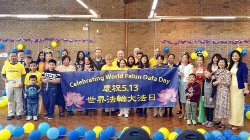 109b18017c6a4b2c59a07fde05f1efc2 Practitioners at the World Falun Dafa Day event in Adelaide, South Australia.