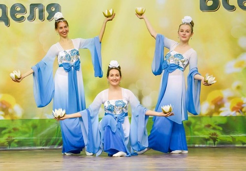 Falun Gong practitioners demonstrate the five exercises, play the waist drums, and dance on the Complex stage.