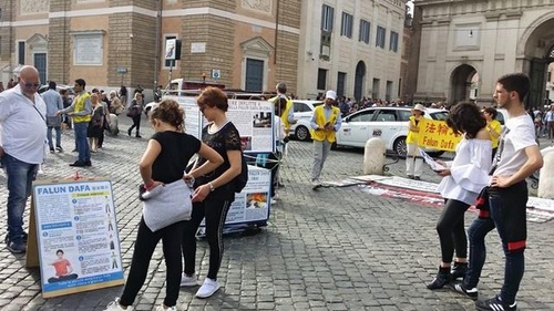Practitioners talked to passersby about the persecution in China at the People's Square in Rome on April 25, 2019.