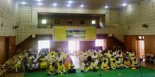 79afb687b30ee9939facaf128ae4843b Group Fa study on World Falun Dafa Day in Nagpur, India.
