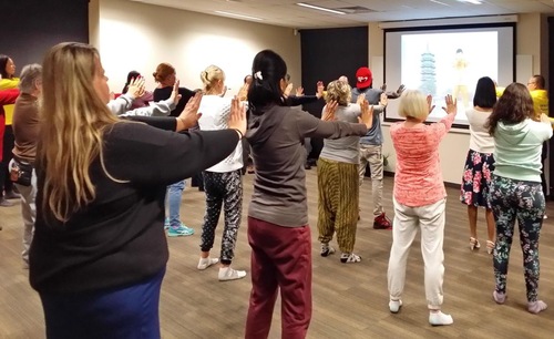 abaacfd0eb85b225f4f401e27fca5bb3 People learning Falun Gong in Adelaide's Thebarton Community Center.