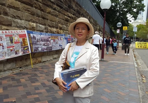 af1deab0e7b890cb36438307b73e40be A-wen talks to Chinese tourists near the Sydney Opera House about the persecution of Falun Dafa in China.