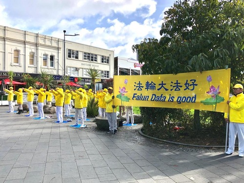 f07b2f0daa27576fc11fd9621a6dd72f Falun Dafa practitioners demonstrate the exercises.