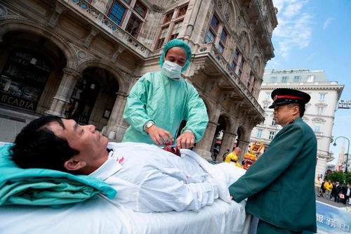 Reenactment in 2018 in Vienna, Austria, to demonstrate the Chinese Communist Party's forced organ harvesting from Falun Gong practitioners in China.