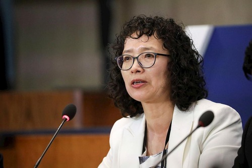 Zhang gives a speech at the conference.