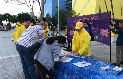 People sign the petition protesting the CCP’s persecution.
