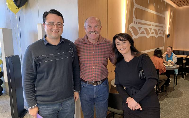 2 Practitioners with 9 News Queensand Presenter Wally Lewis (C) Falun Dafa Practitioners with News Queensland Presenter Wally Lewis.
