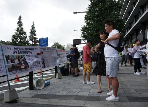 People sign the petition in support of practitioner's peaceful resistance to the persecution.