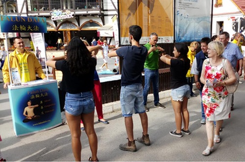 2eb93d89490f8476e8a972062c8d2004 Israeli visitors learn the Falun Gong exercises.