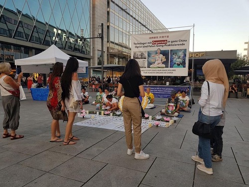 37eca76f376bb8e1e04e021d198dad39 Passersby talk with practitioners at the Falun Dafa booth on August 31, 2019, to learn about the cultivation practice.