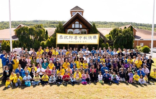On the eve of the 2019 Mid-Autumn Festival, Chinese and Western Falun Dafa practitioners from New York’s Orange County and surrounding areas gathered on the meadows of Orange County, placed their palms together and exclaimed, “Wishing Master a Happy Mid-Autumn Festival! Falun Dafa is Good!” in unison.