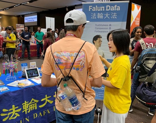 Students learn about Falun Dafa during the Fall Welcome Event at Arizona State University, August 20-21, 2019.