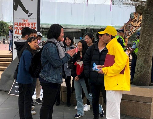 dea72acd9bc310228ce67d8106abf140 Practitioners tell people about the persecution of Falun Gong in Auckland, New Zealand.