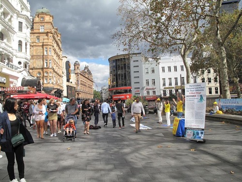 ffd35606a378c55c6512c3014605e42b Introducing Falun Gong to tourists at Leicester Square.