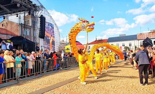 Falun Gong practitioners perform the dragon dance in the parade.