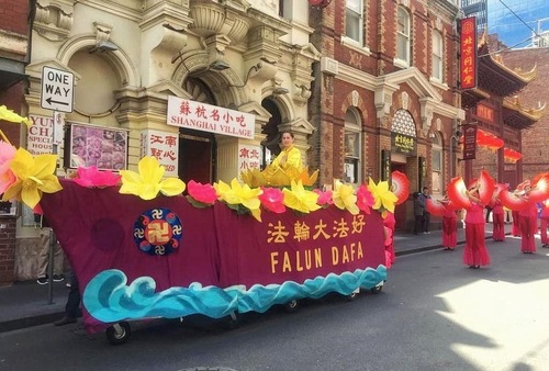 764cbbd11bcd890eb2c87f9fc72d29f8 Falun Dafa practitioners from various parts of Australia held a grand parade in Melbourne's city center on Friday October 11, 2019.