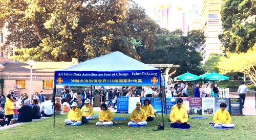 af2cad525a5236b28fc804113c9afec5 Practitioners demonstrate the sitting meditation exercise during the Night Noodle Market, held October 16-18, 2019.