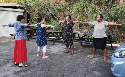 1af10e0f68b466a632e828ba6d7e9607 Rosalie (second from right) and her sister (first from right) came to the practitioners' hotel to learn the exercises.