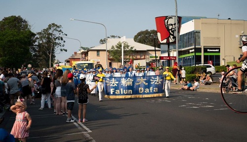 The Falun Gong entry consisted of the Tian Guo Marching Band, a beautifully decorated float, and practitioners dressed in ancient Chinese costumes.