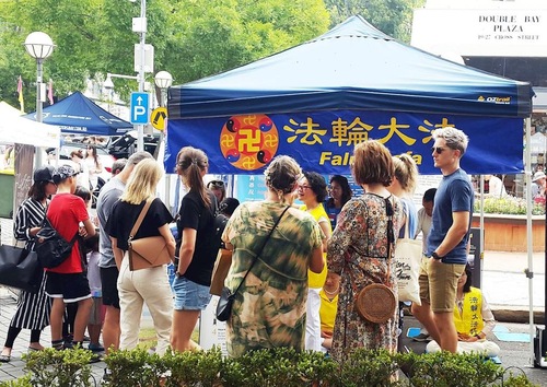 5d0754396c3e6560907d2609b10933aa The Falun Gong booth at the Double Bay Street Festival in the eastern suburbs of Sydney.