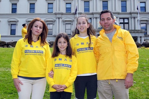 e9e15f6e6d87188922845ab4c9b00988 Bill Thodori, his wife and two daughters enjoy practicing Falun Dafa.