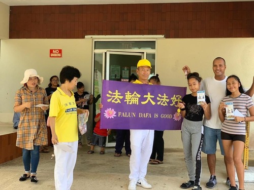 Practitioners talk to people in Tinian and Rota Islands about Falun Gong.