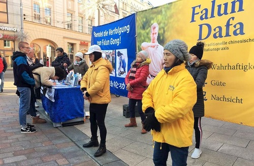 2f0d146776892881c7d42c62ba66079f The Falun Gong activity on Marienplatz.
