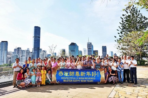 73aa8886a6ff2711c1089efe91e054a1 Falun Gong practitioners gathered at Kangaroo Point Park in Queensland.