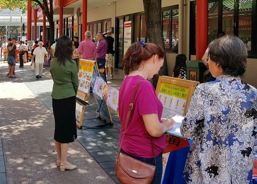 During the Chinese New Year, practitioners introduced Falun Gong in Adelaide's Chinatown.