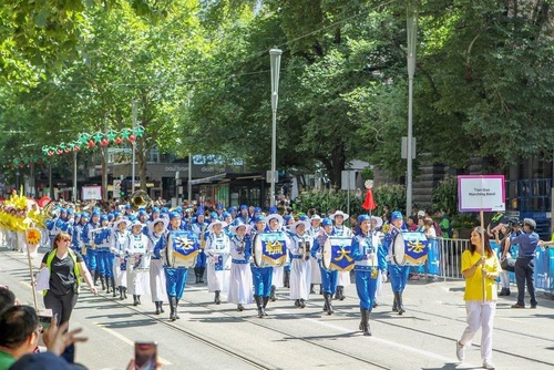 5fd22a75e619318b229f2ccbdbfc9b2e The Falun Dafa procession was led by the Tian Guo Marching Band and followed by a colorful float, fan dancers, and practitioners demonstrating the exercises.