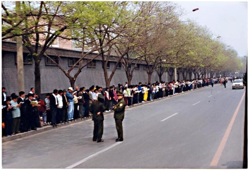 Tens of thousands of Falun Gong practitioners peacefully appeal in Beijing for the release of practitioners detained in Tianjin on April 25, 1999.