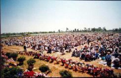 Tens of thousands attending the Fahui in the Haigeng Area of Yunnan Province and holding group practice on April 17, 1999.