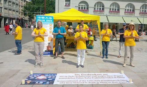 Demonstrating the Falun Gong exercises on Marktplatz in Karlsruhe.