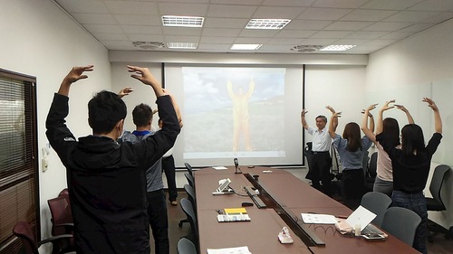 b3f27a64380fddfe1b70697df2912592 Workshop attendees learn the Falun Dafa exercises.
