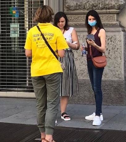 Speaking to passersby during Falun Dafa activities in Milan on July 4, 2020.